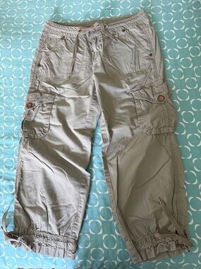 DKNY cargo capri pants in taupe Size 6